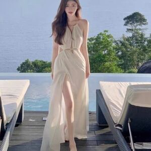 Elegant White Sleeveless Dress